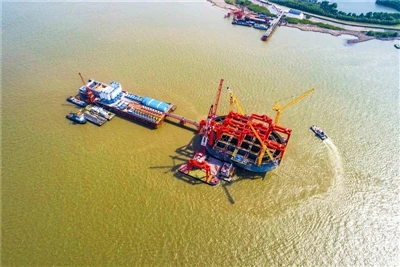Aider à la construction du pont de la rivière Changtai Yangtze