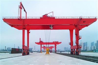 Grue à portique pour conteneurs sur rail